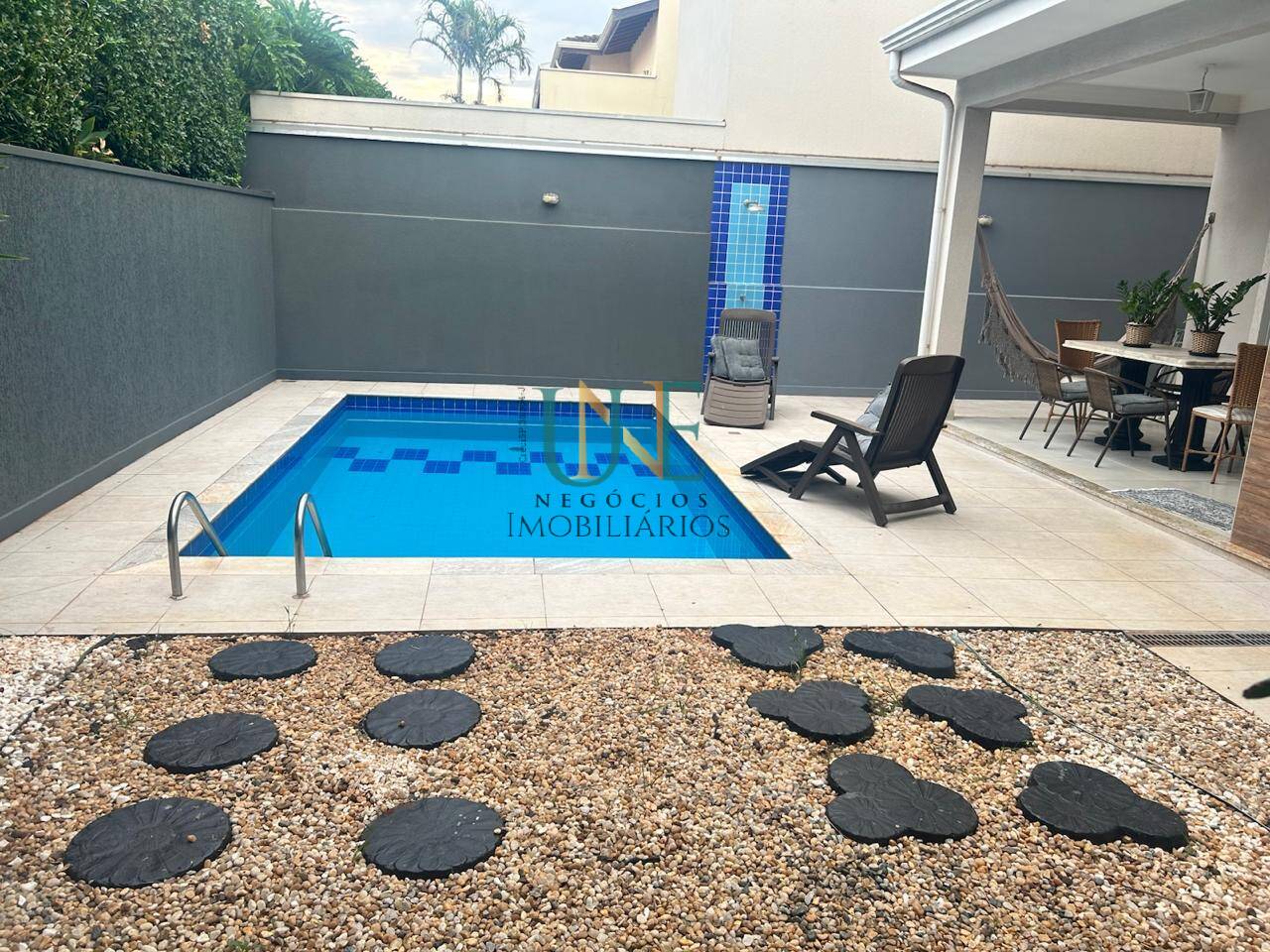 Sobrado de Alto Padrão em Betel - 3 Suítes, Piscina e Acabamento de Luxo